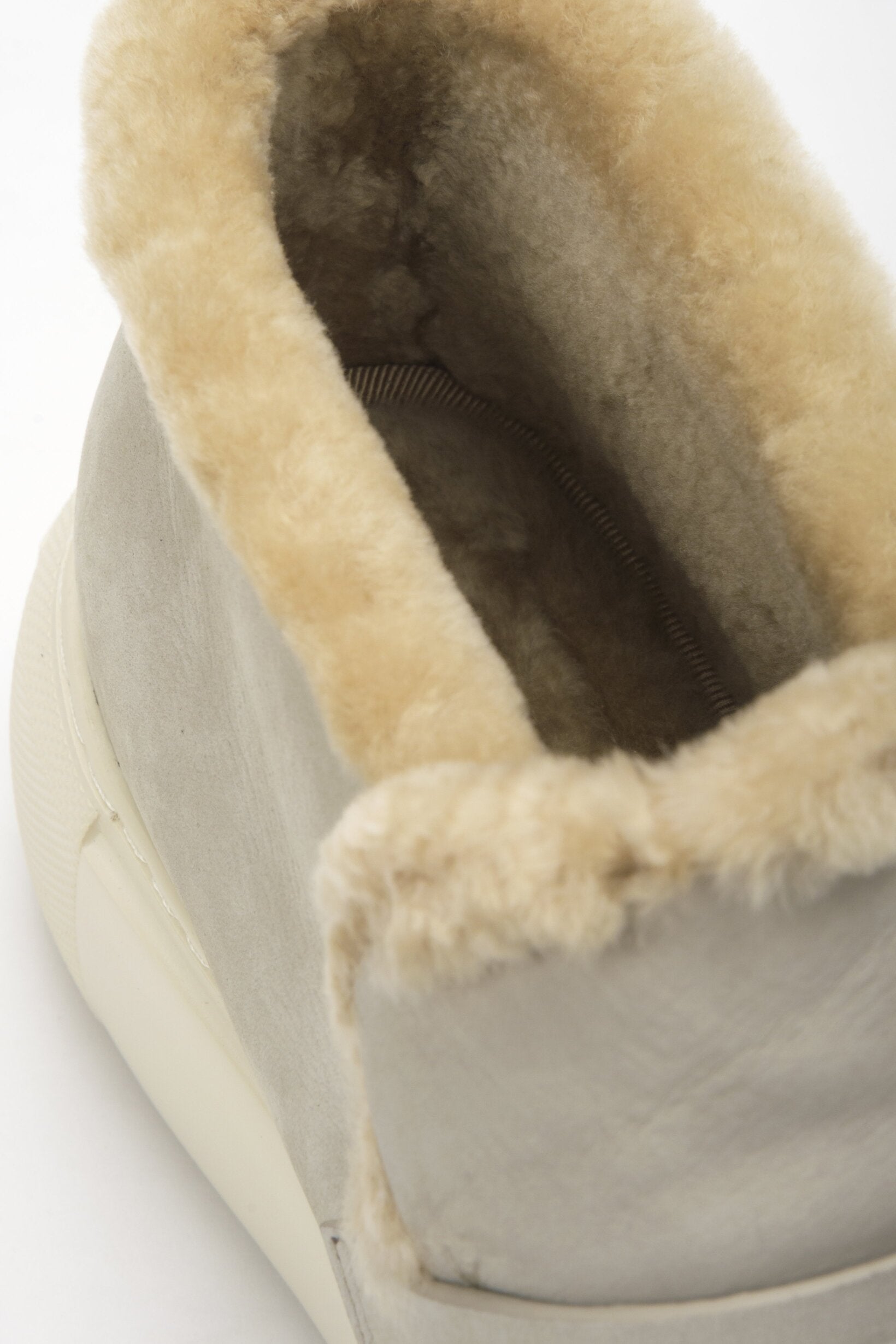 Detailaufnahme des weichen Naturfell-Futters der Winterschuhe