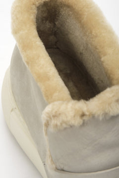 Detailaufnahme des weichen Naturfell-Futters der Winterschuhe