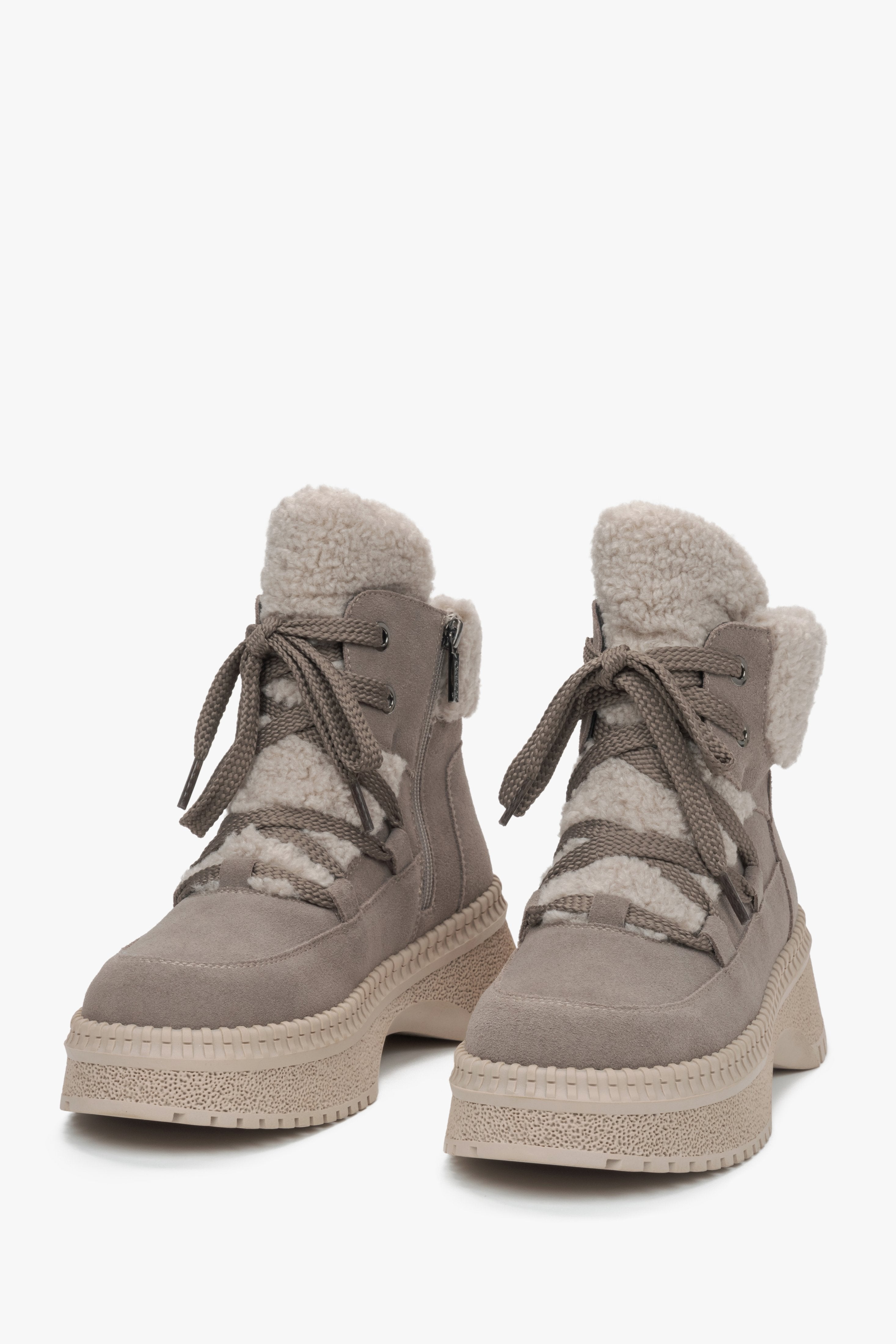 Damen-Winterstiefeletten aus grauem Naturvelours mit Isolierung von Estro – Vorderlinie des Schuhs.