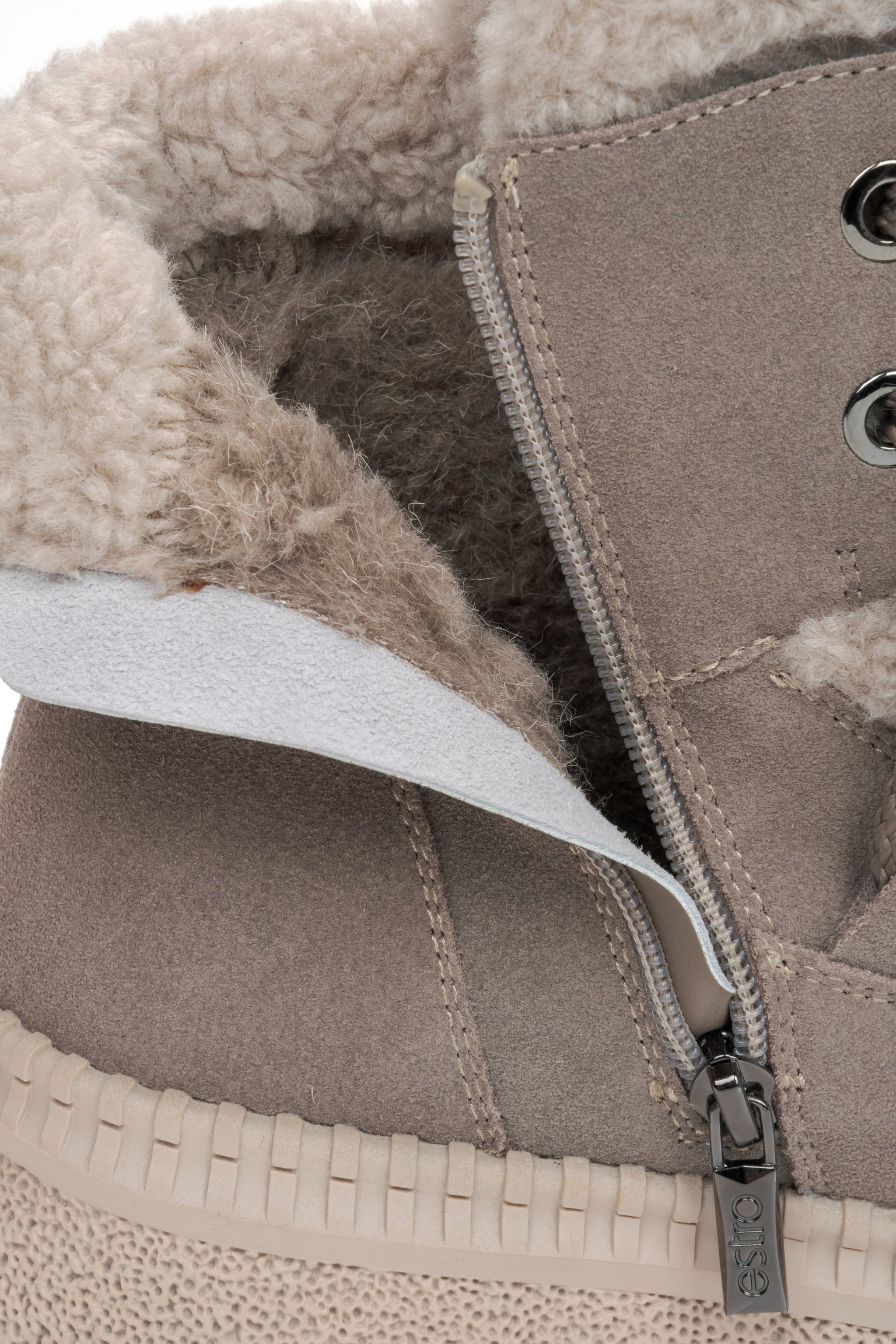 Damen-Winterstiefeletten aus grauem Naturvelours mit Wollfutter von Estro – Nahaufnahme des Futters.