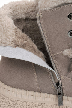 Damen-Winterstiefeletten aus grauem Naturvelours mit Wollfutter von Estro – Nahaufnahme des Futters.