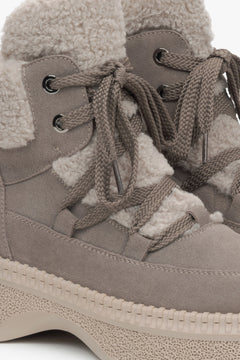 Graue Damenstiefeletten aus Velours von Estro – Nahaufnahme der Details.