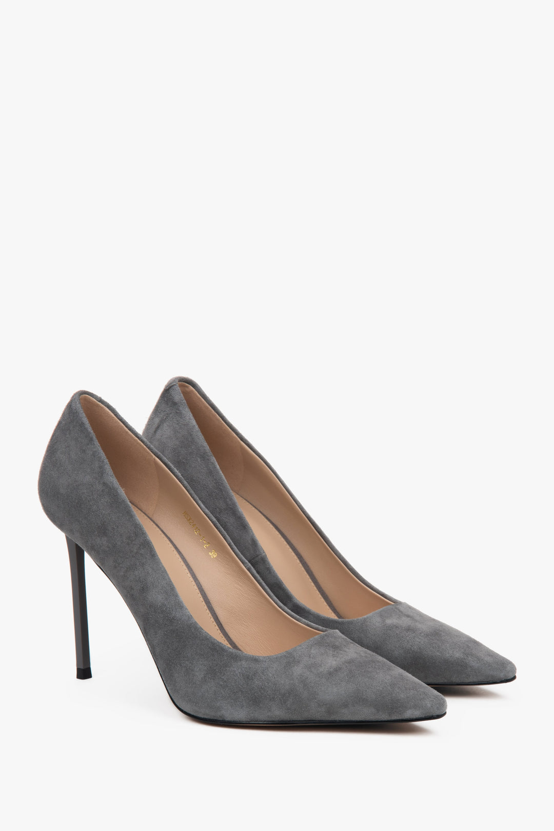 Seitliche Ansicht grauer Velourpumps für Damen Estro ER00117235