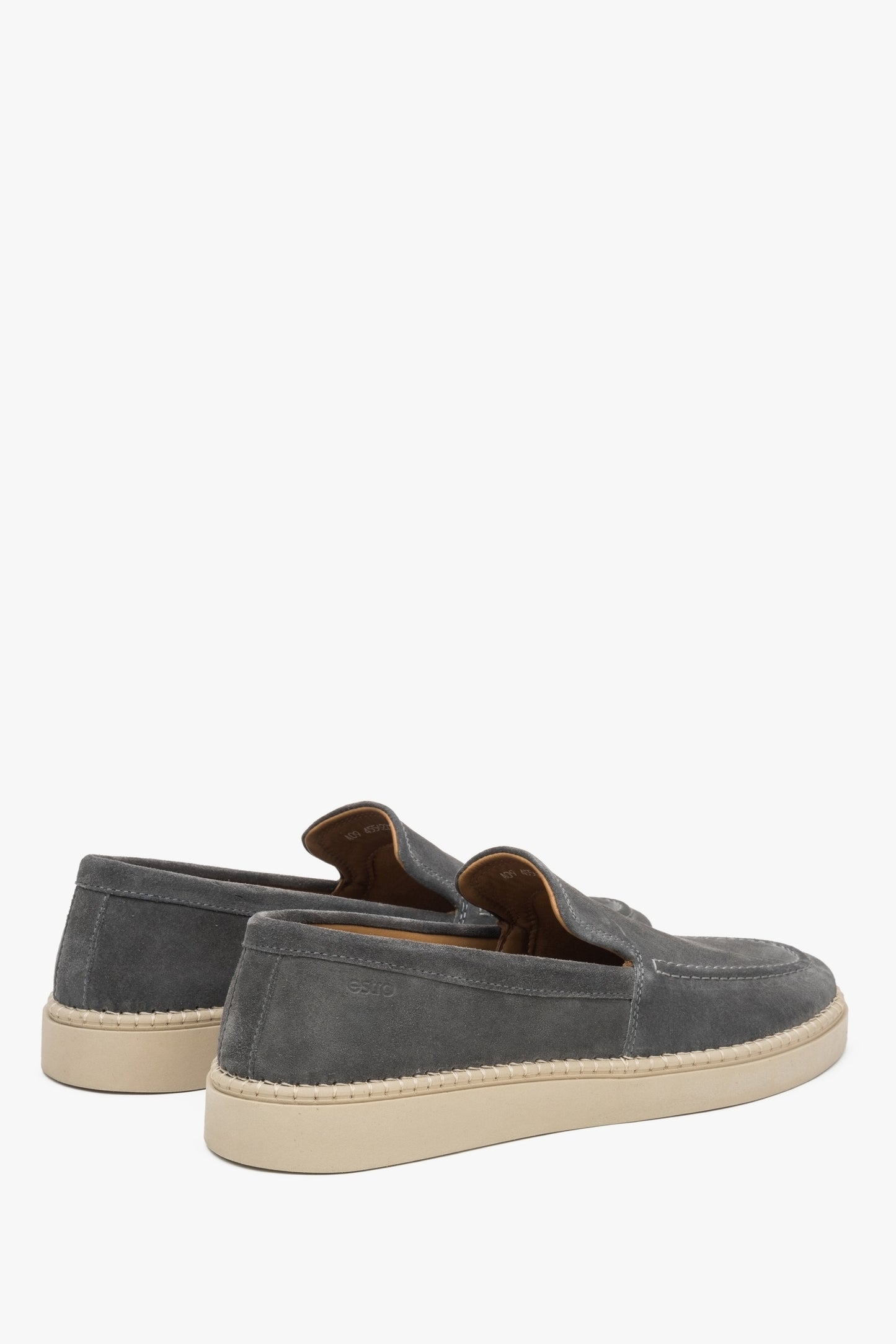 Loafer mit flachem Absatz auf weißem Hintergrund ER00116890