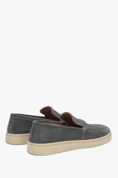 Loafer mit flachem Absatz auf weißem Hintergrund ER00116890