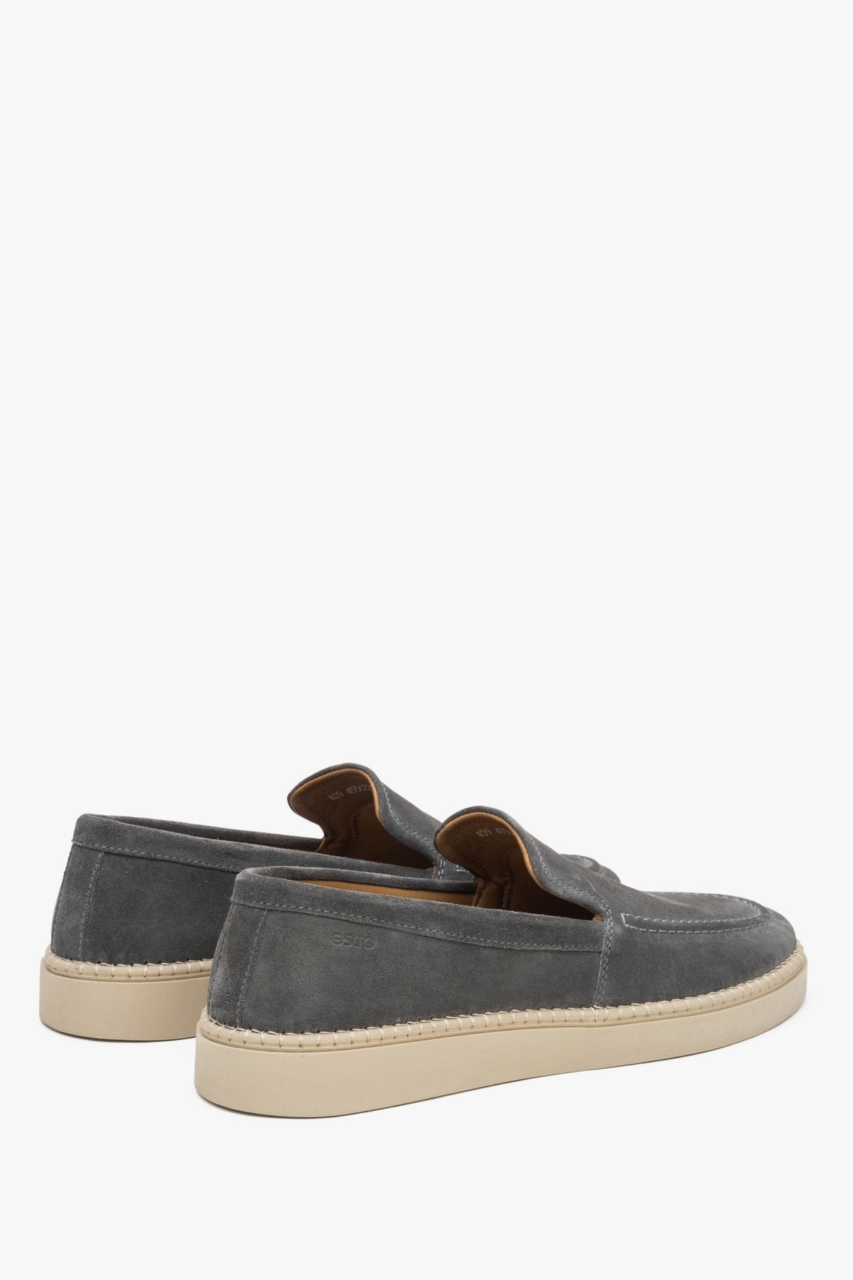 Loafer mit flachem Absatz auf weißem Hintergrund ER00116890