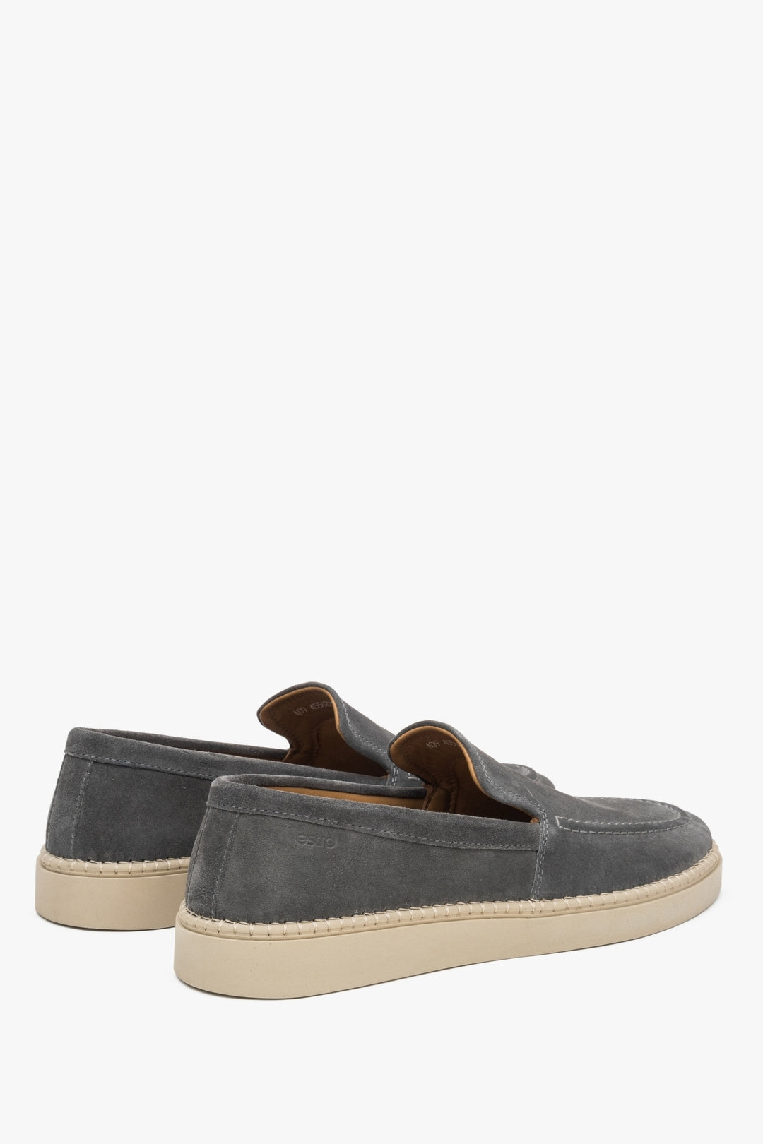 Loafer mit flachem Absatz auf weißem Hintergrund ER00116890