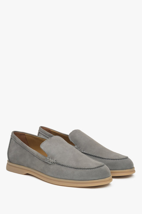 Klassischer grauer Slipper aus echtem Nubuk mit flachem Absatz und strukturierter Sohle – Estro ER00117406.
