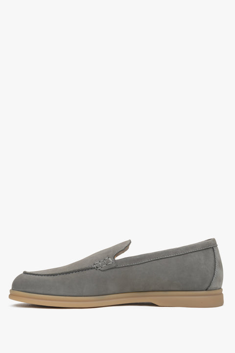 Seitenansicht des grauen Herrenloafers mit hochwertiger Verarbeitung und schlichtem Design – Estro ER00117406.