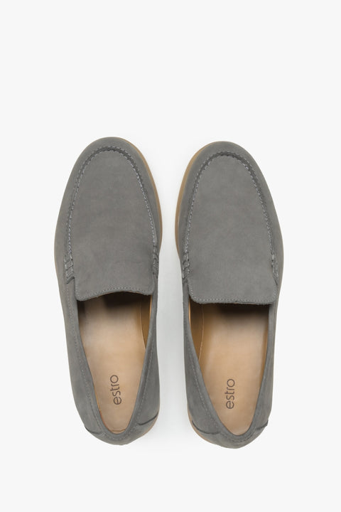 Detailansicht der Naht und Oberfläche des grauen Nubuk-Loafers für Herren – Estro ER00117406.