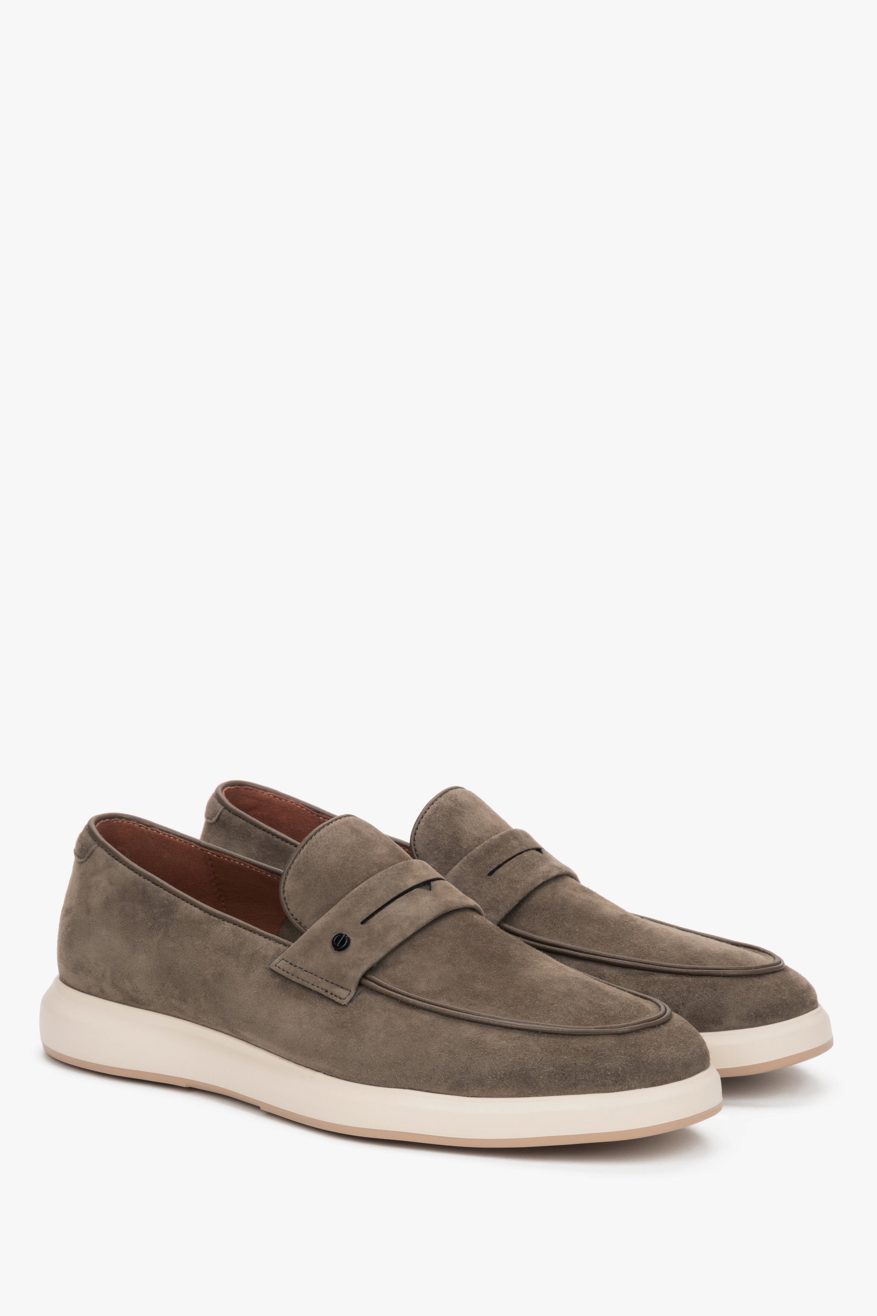 Schräge Ansicht der eleganten grauen Velours-Mokassins von Estro.
