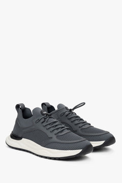 Schräge Ansicht der sportlichen Sneaker für Herren in Grau von ES8.