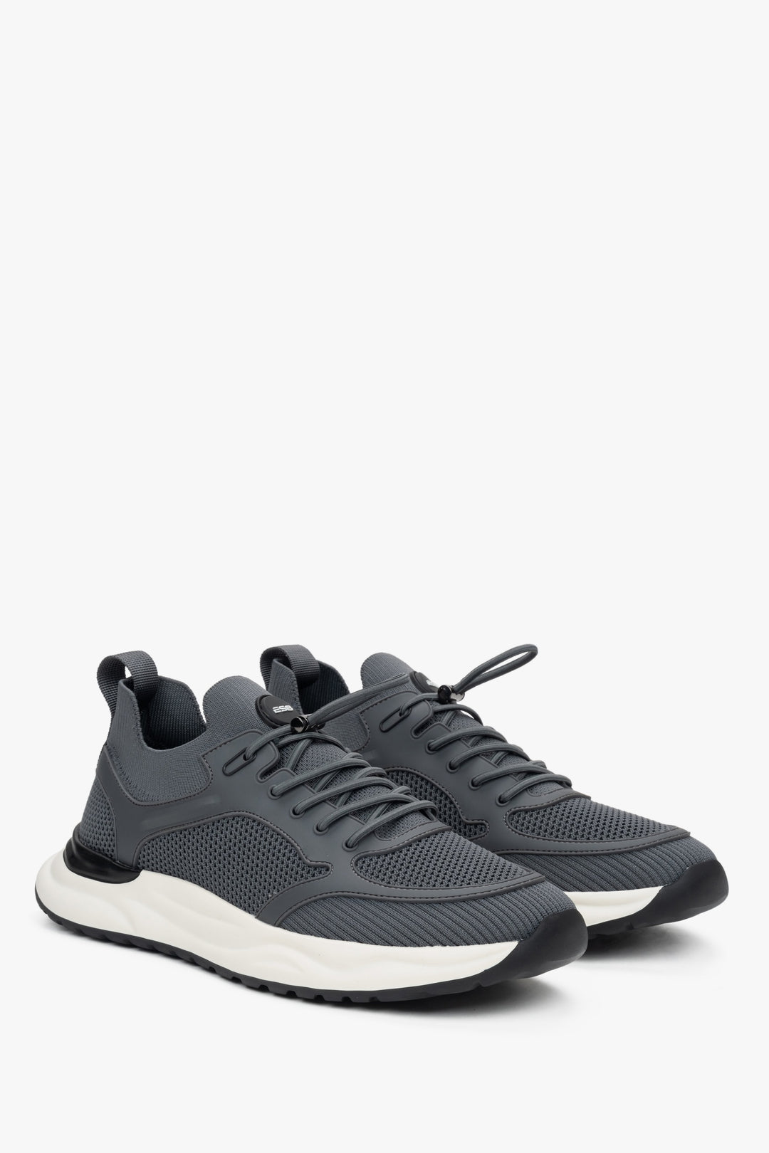 Schräge Ansicht der sportlichen Sneaker für Herren in Grau von ES8.