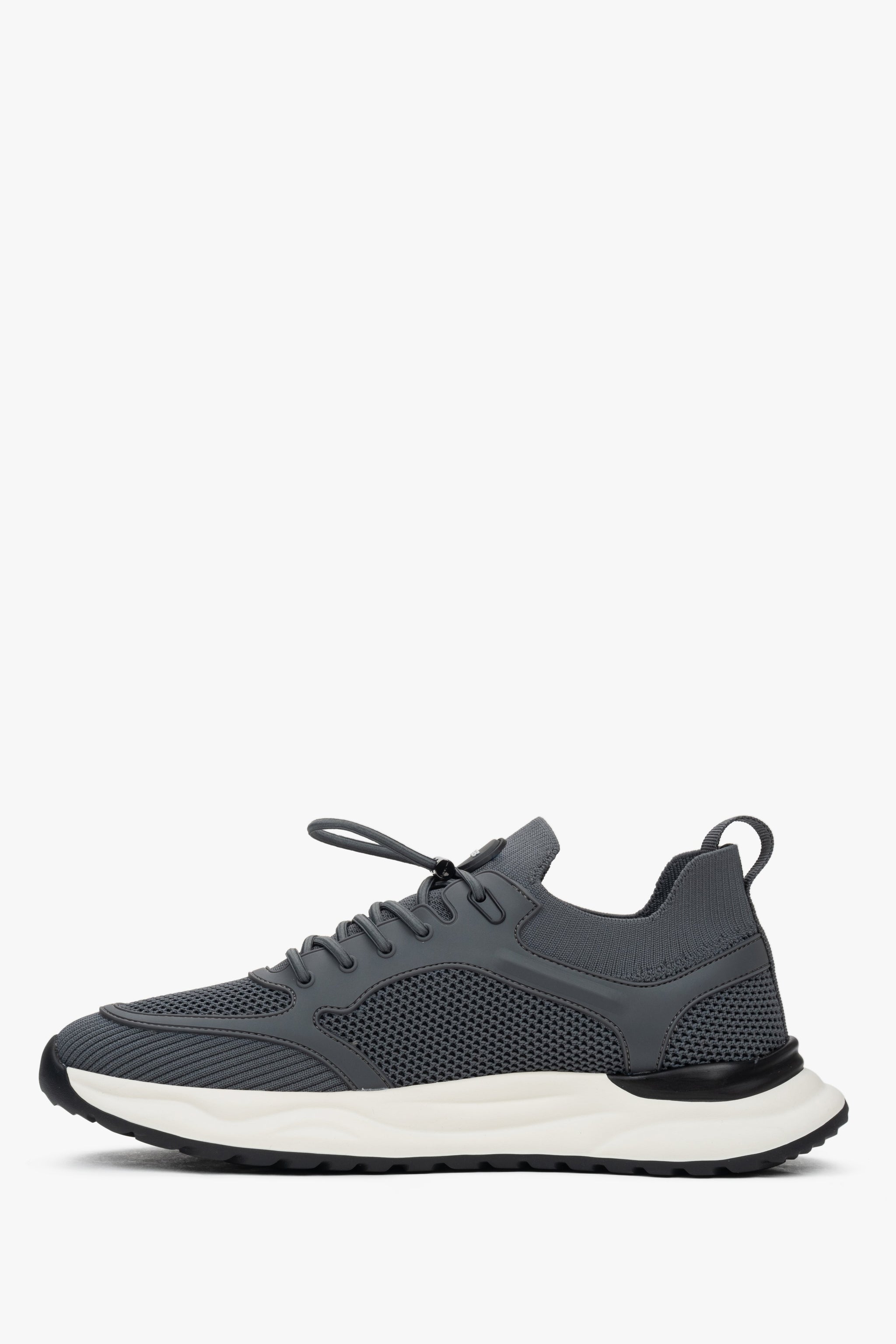 Flache Seitenansicht der anderen Seite des bequemen Sneakers mit flexibler Kontrastsohle.