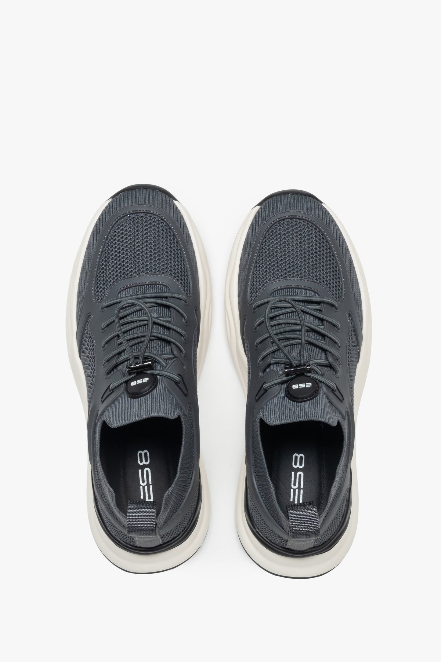 Draufsicht auf das Paar grauer Sneaker mit praktischer Schnellschnürung.