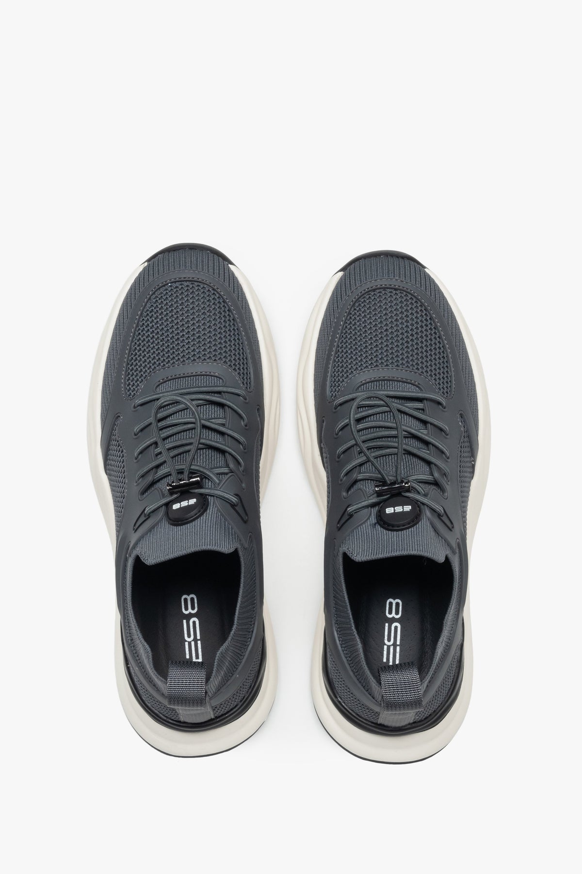 Draufsicht auf das Paar grauer Sneaker mit praktischer Schnellschnürung.