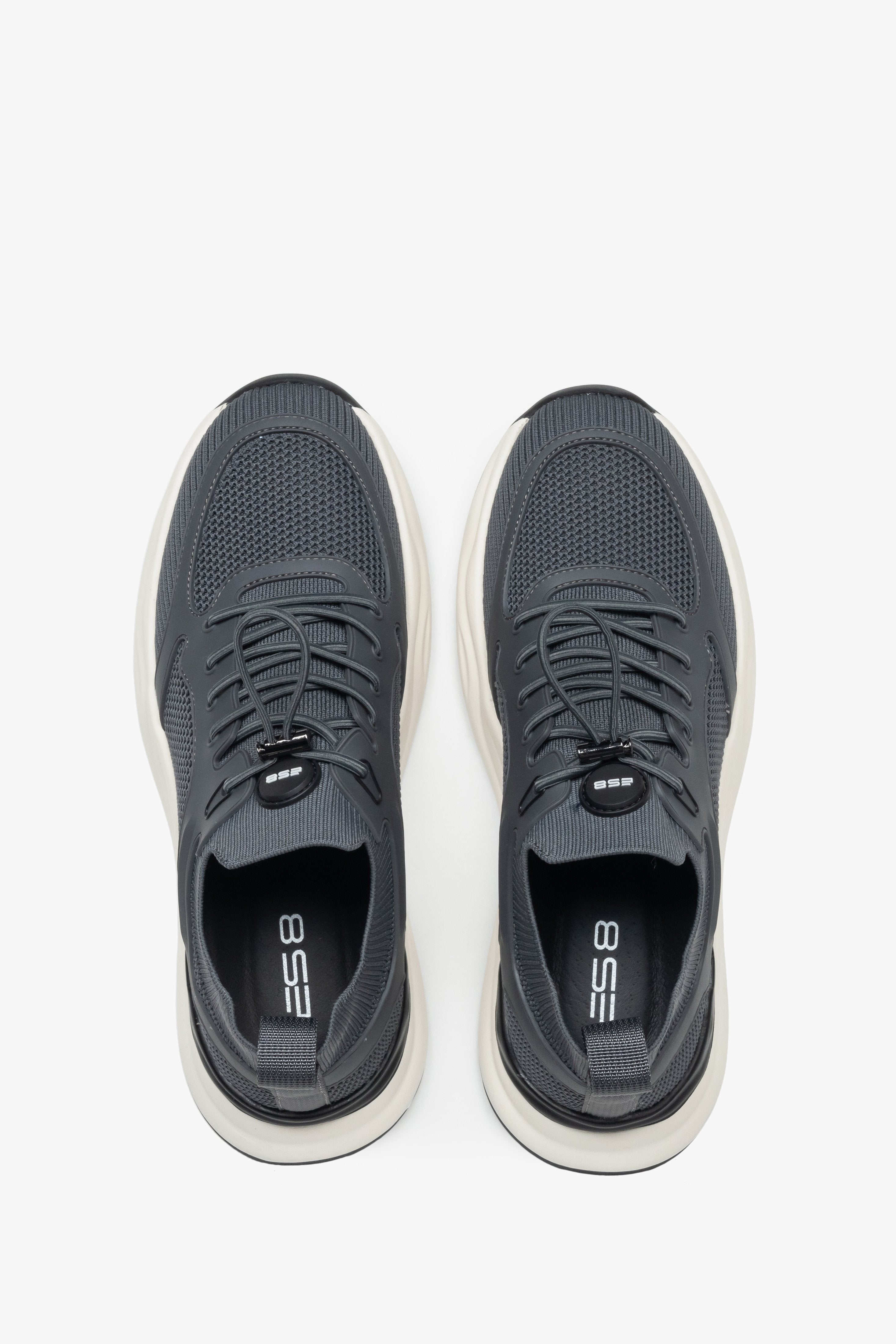 Draufsicht auf das Paar grauer Sneaker mit praktischer Schnellschnürung.