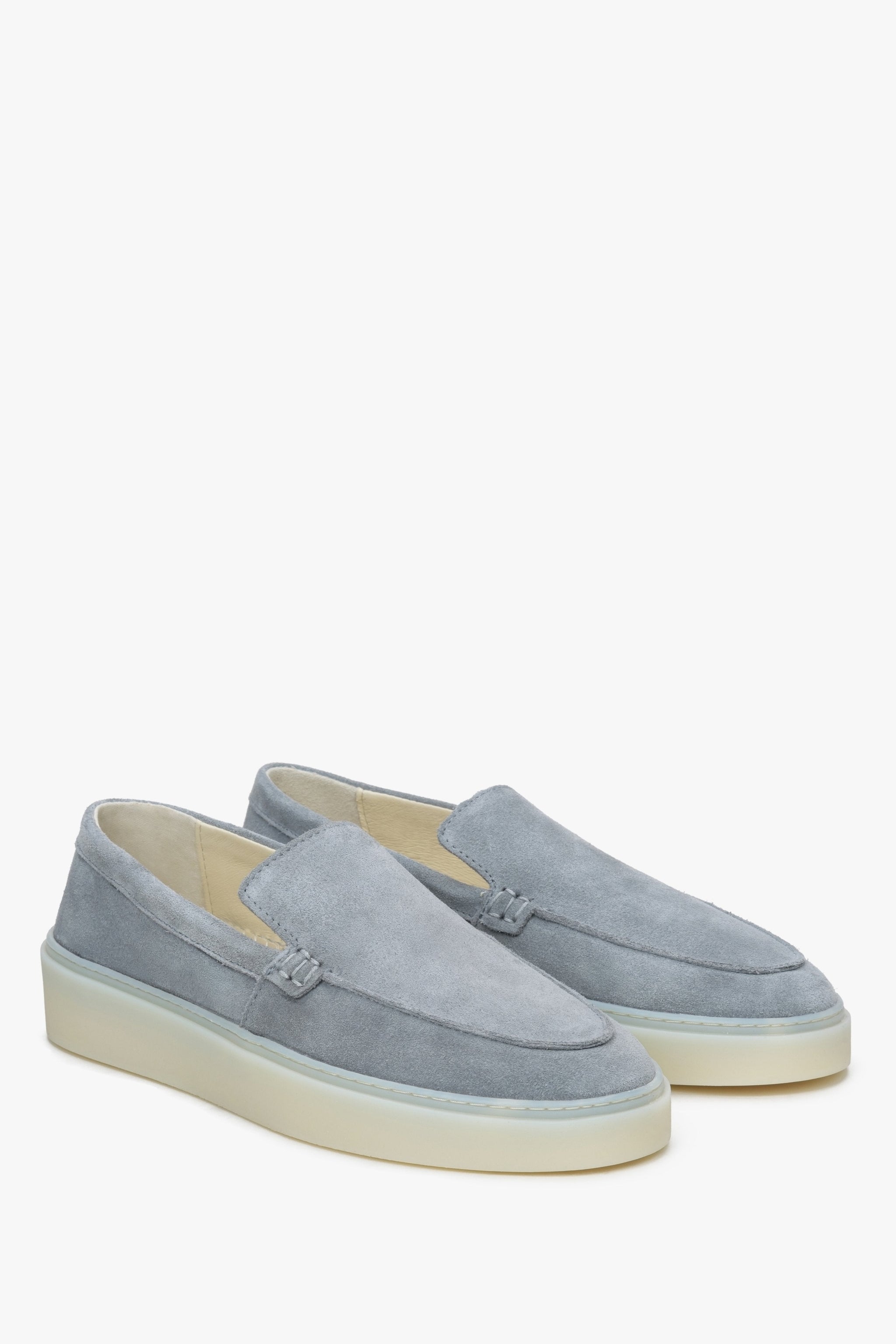 Damen-Slipper aus grauem Velours.