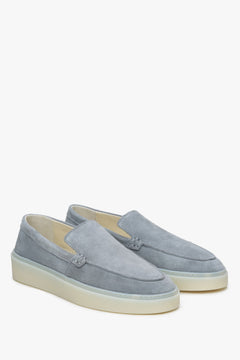 Damen-Slipper aus grauem Velours.
