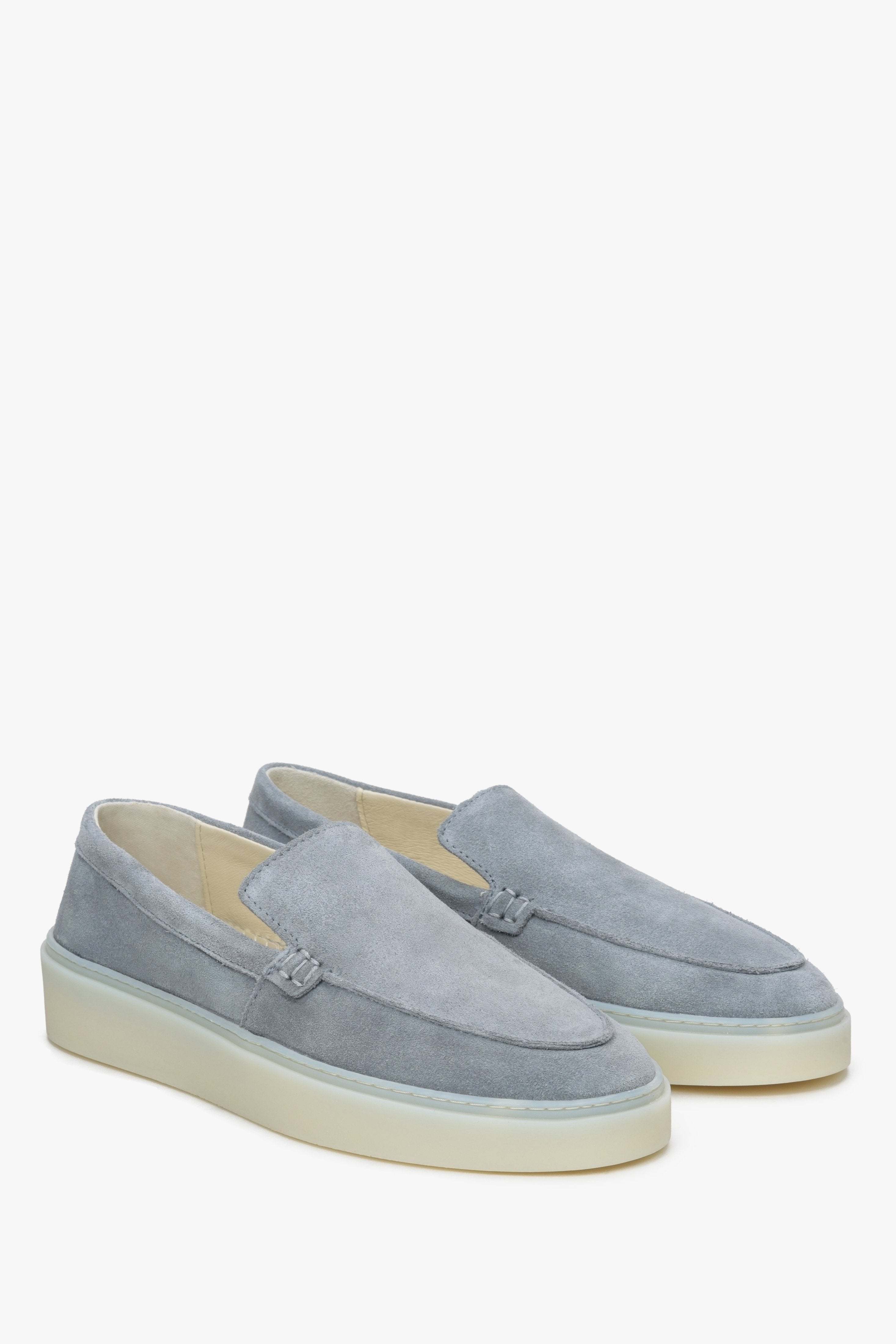 Damen-Slipper aus grauem Velours.