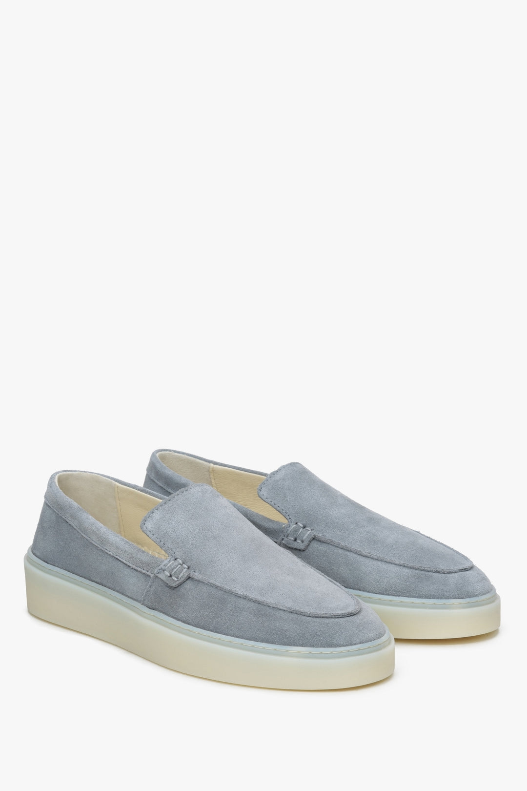 Damen-Slipper aus grauem Velours.