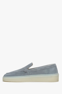 Damen-Slipper aus grauem Velours von Estro – Schuhprofil.