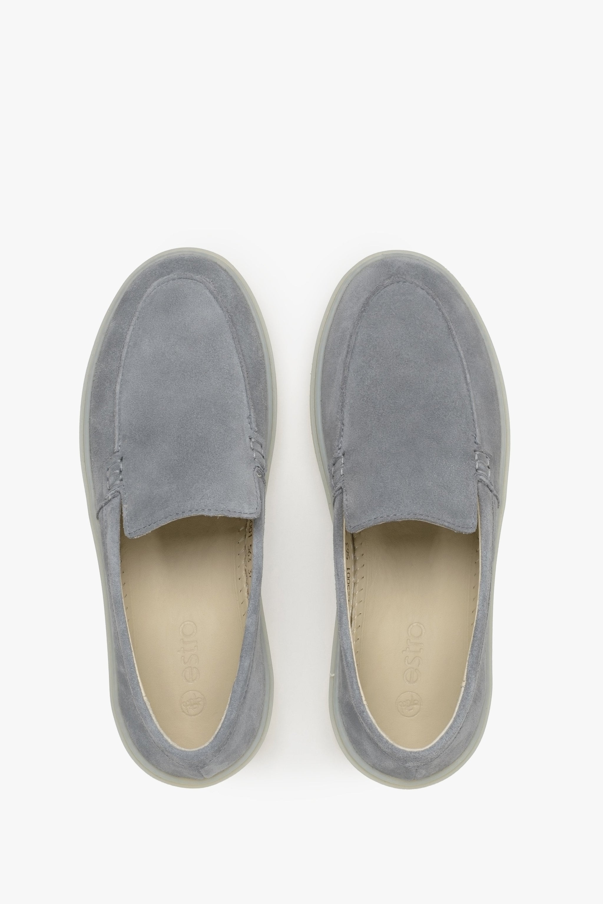 Damen-Slipper aus grauem Naturvelours von Estro – Draufsicht des Modells.