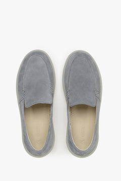 Damen-Slipper aus grauem Naturvelours von Estro – Draufsicht des Modells.