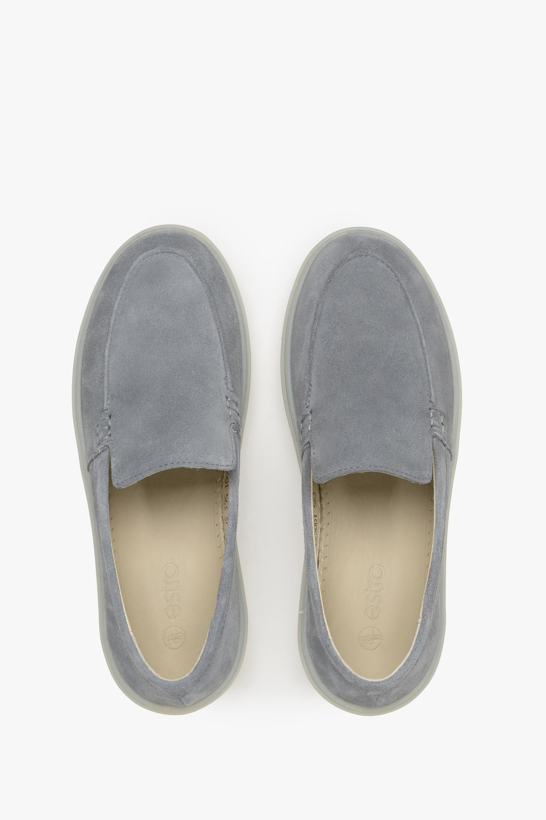 Damen-Slipper aus grauem Naturvelours von Estro – Draufsicht des Modells.