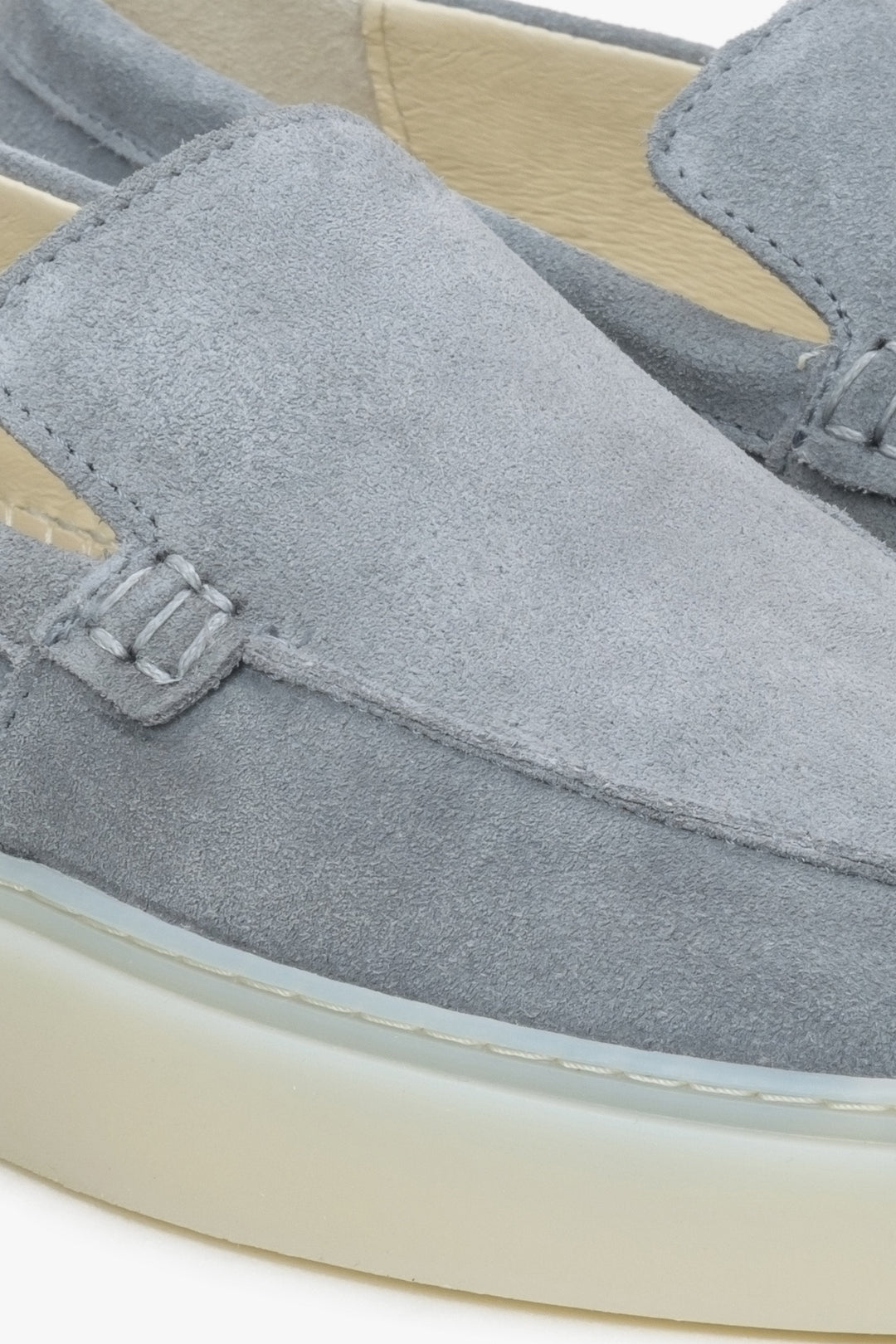Graue Damen-Mokassins aus Velours von Estro – Nahaufnahme der Details.