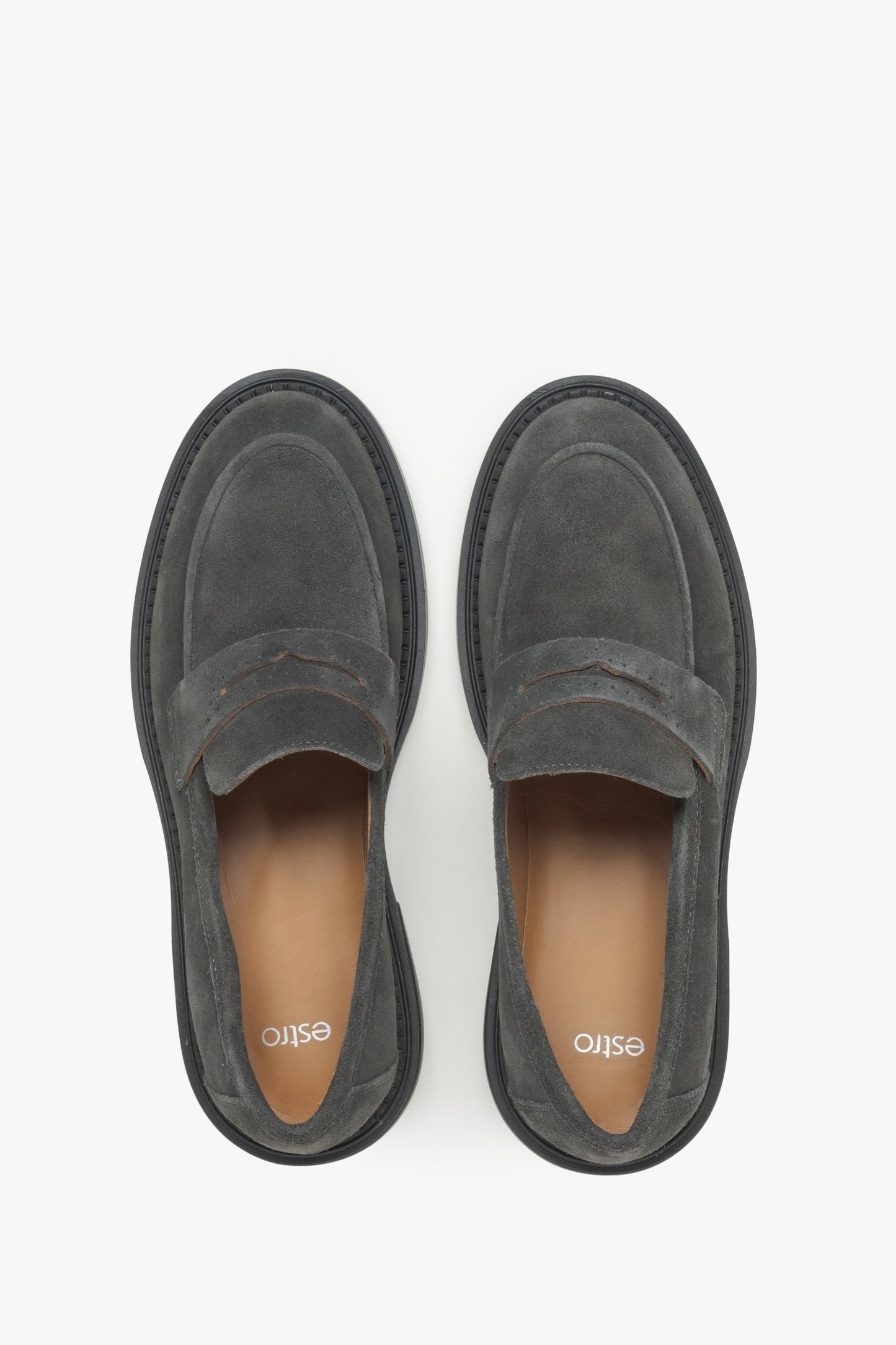 Grau veloursfarbene Damen-Loafer – Draufsicht.