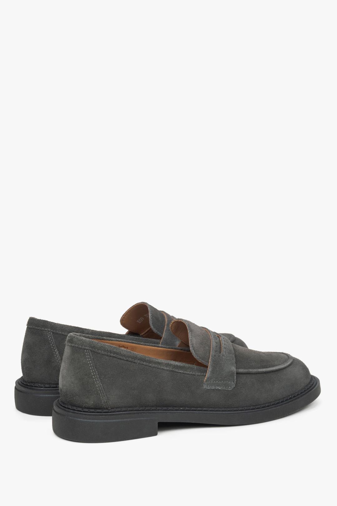 Grau veloursfarbene Damen-Loafer – Nahaufnahme der Ferse und des Seitenprofils der Schuhe.