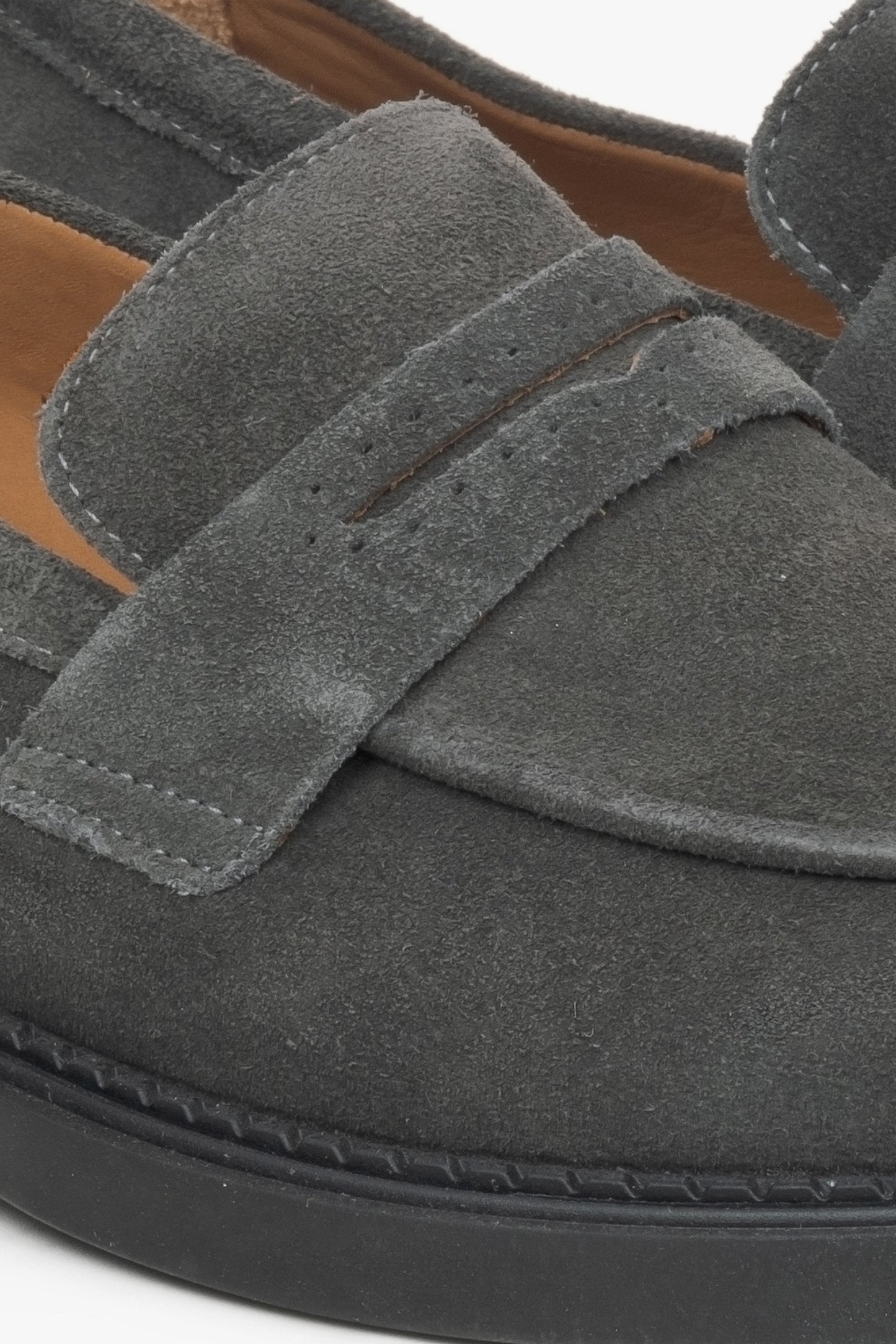 Estro graue Penny Loafer – Nahaufnahme des Details.