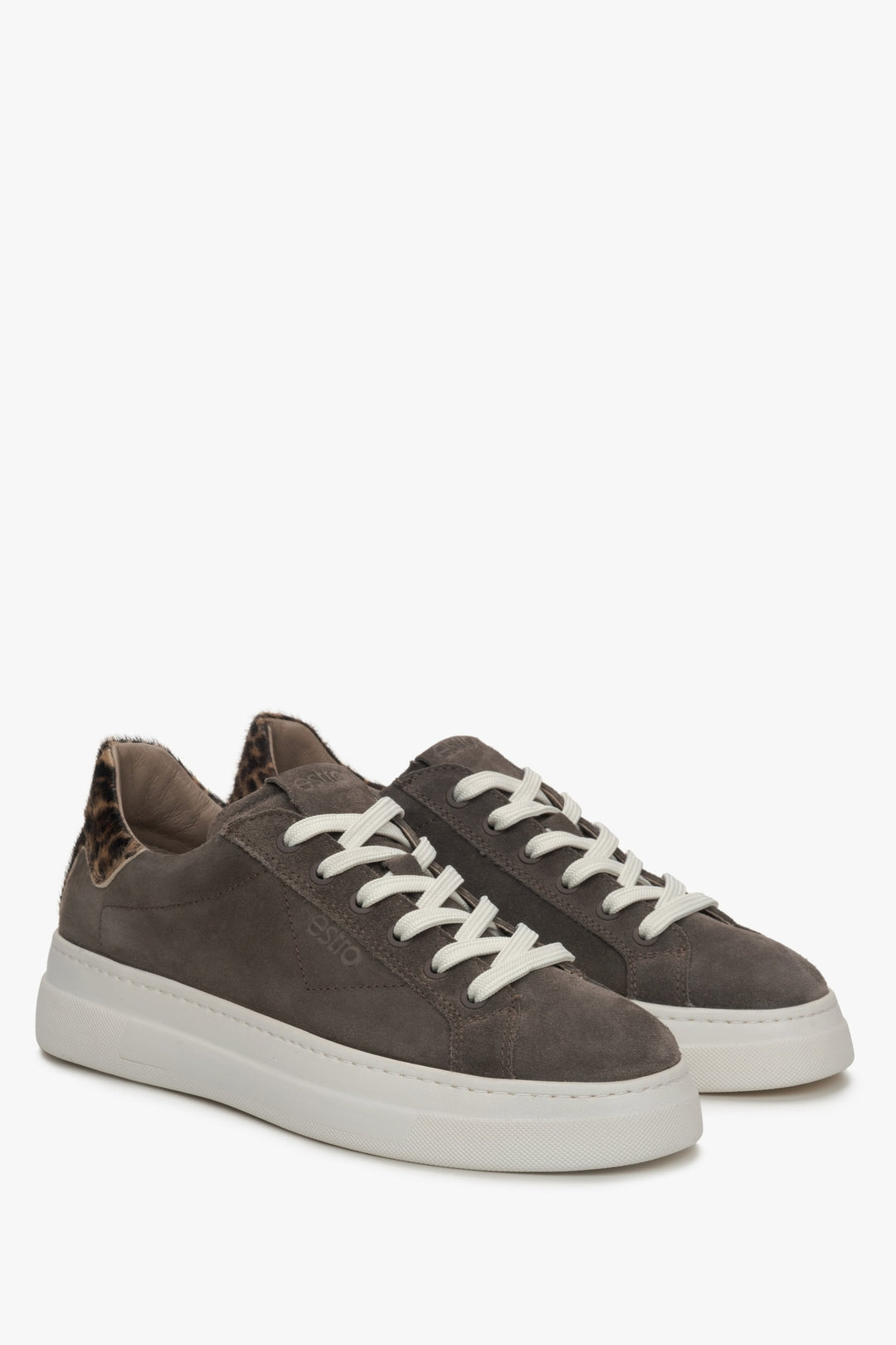 Grau veloursfarbene Sneaker mit Animal-Print.