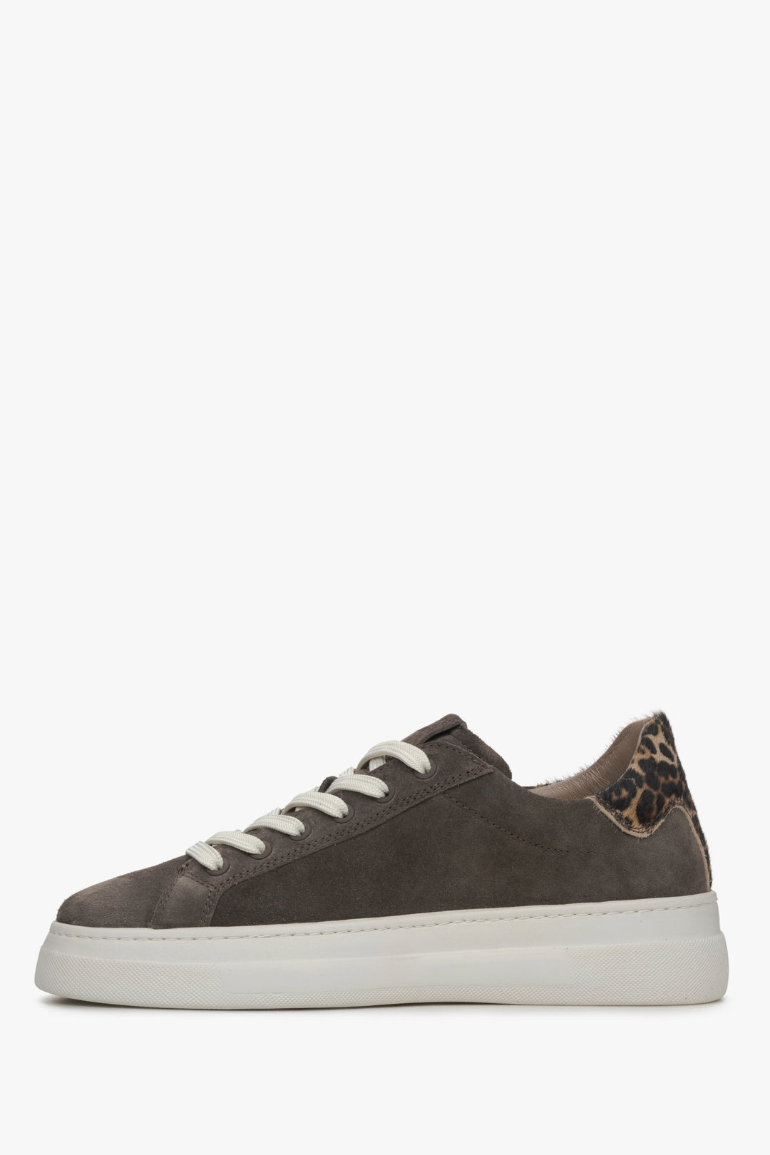 Grau veloursfarbene Damen-Sneaker von Estro – Seitenprofil des Schuhs.