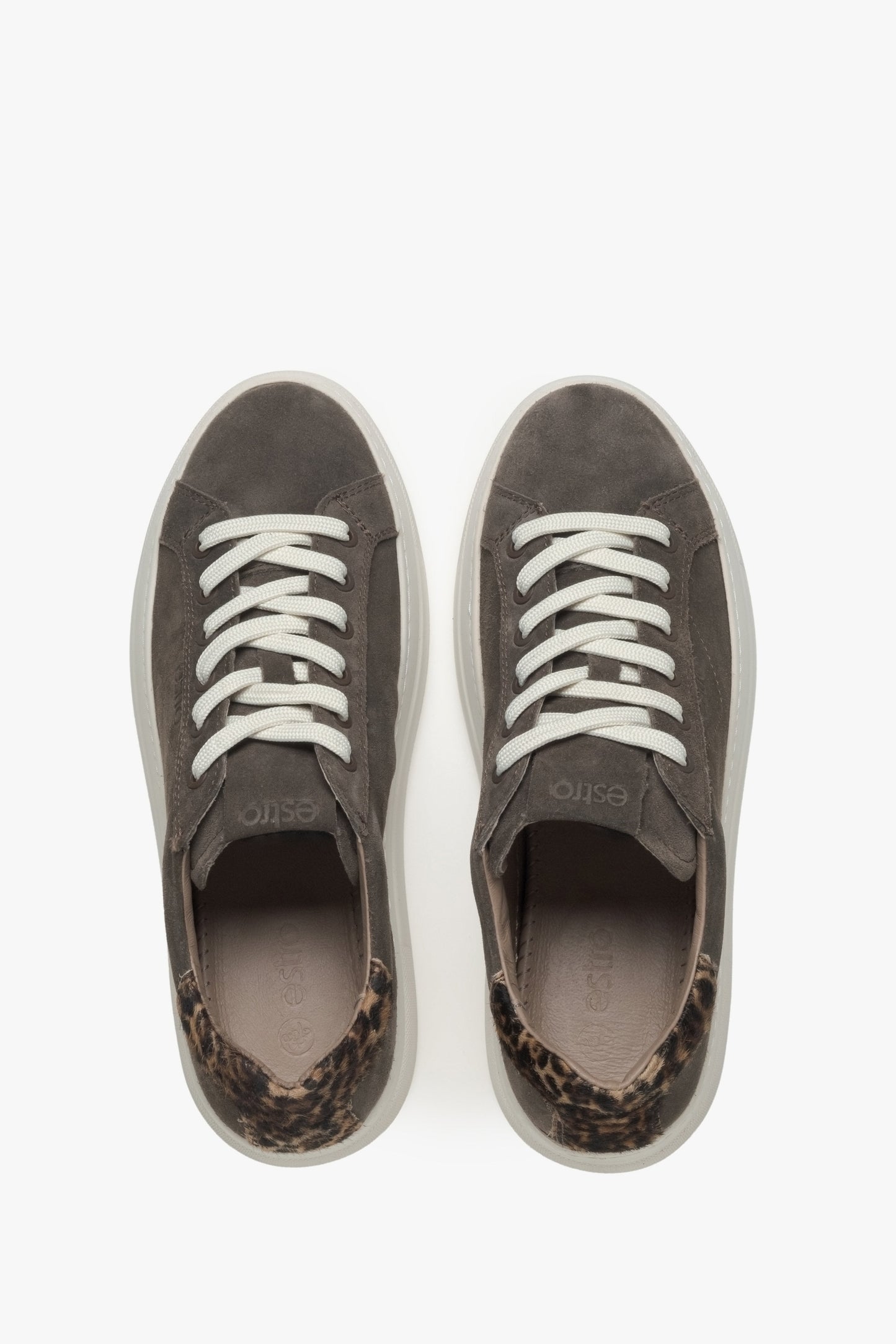 Grau veloursfarbene Damen-Sneaker mit Animal-Print – Draufsicht des Modells.