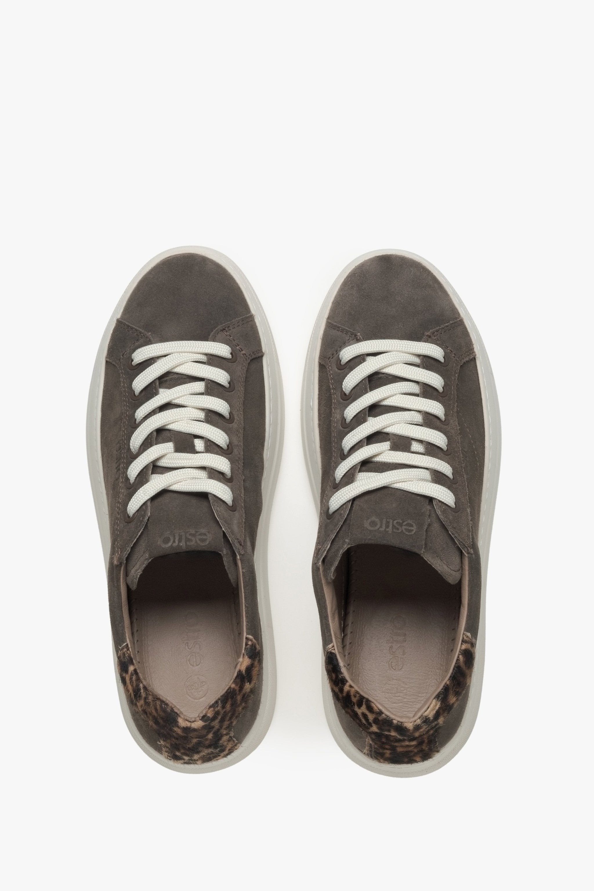 Grau veloursfarbene Damen-Sneaker mit Animal-Print – Draufsicht des Modells.