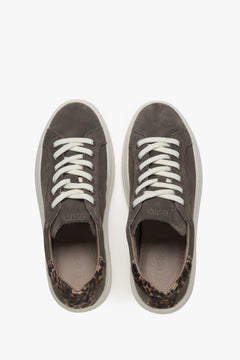 Grau veloursfarbene Damen-Sneaker mit Animal-Print – Draufsicht des Modells.