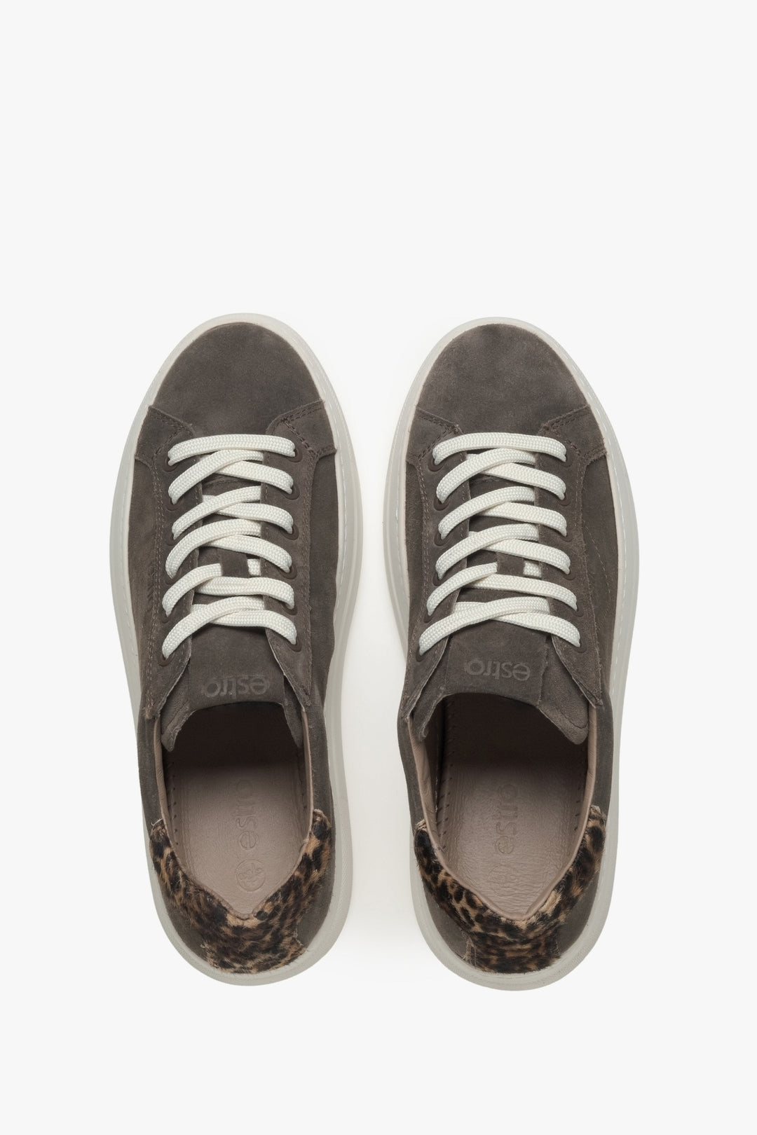 Grau veloursfarbene Damen-Sneaker mit Animal-Print – Draufsicht des Modells.