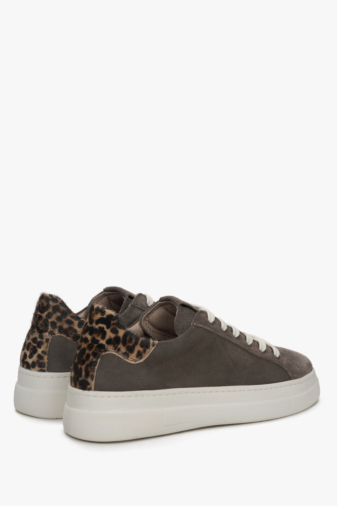 Grau veloursfarbene Damen-Sneaker von Estro – Seitenprofil und Ferse.