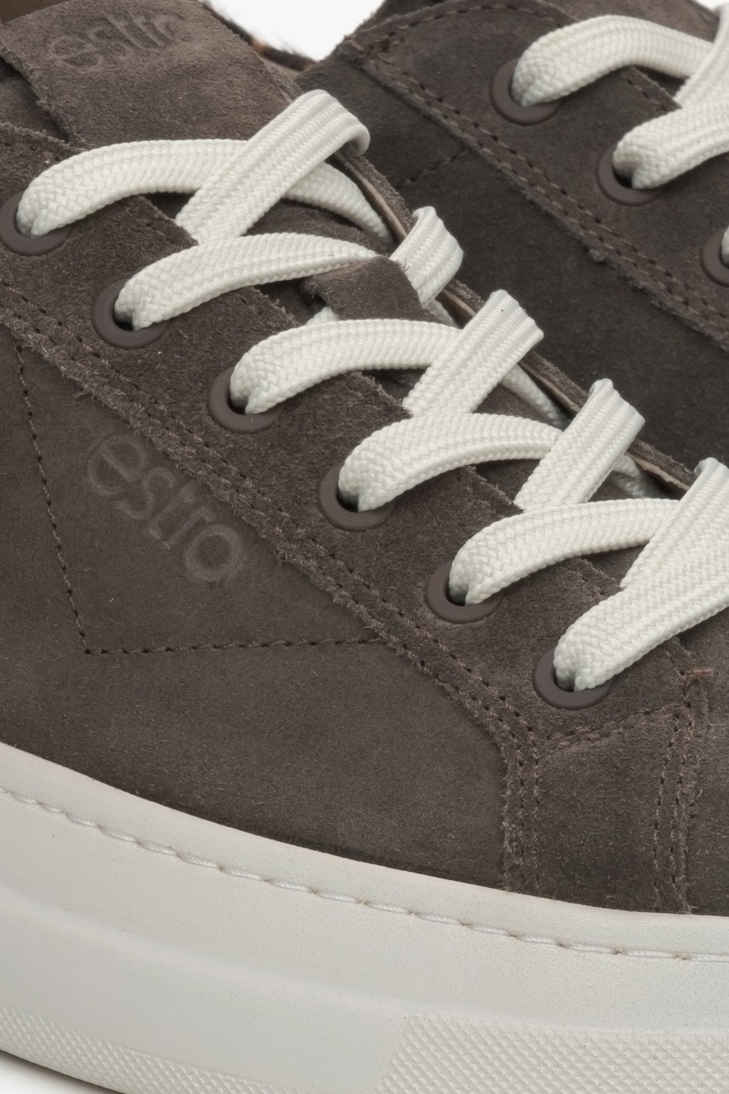 Grau veloursfarbene Damen-Sneaker von Estro – Details.