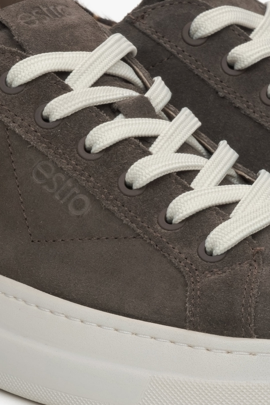 Grau veloursfarbene Damen-Sneaker von Estro – Details.