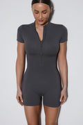 Grauer, kurzer Damen-Sport-Jumpsuit Slim Fit in der Vorderansicht.