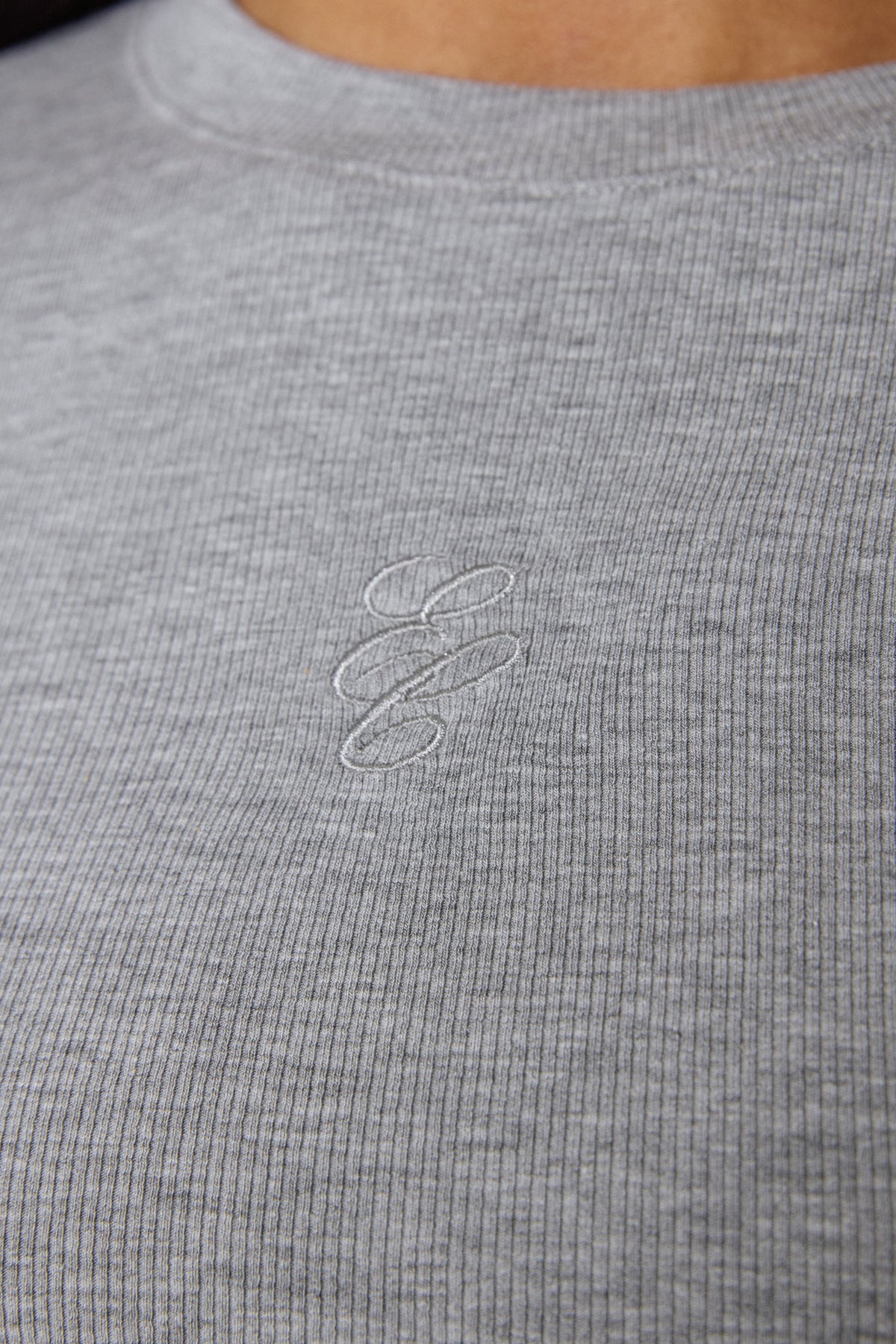 Detailaufnahme Stoff: Nahaufnahme der feinen Rippstruktur des weichen, grauen Baumwoll-Viskose-Stoffes des Estro Club Longsleeves