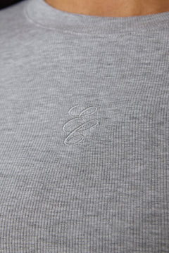Detailaufnahme Stoff: Nahaufnahme der feinen Rippstruktur des weichen, grauen Baumwoll-Viskose-Stoffes des Estro Club Longsleeves