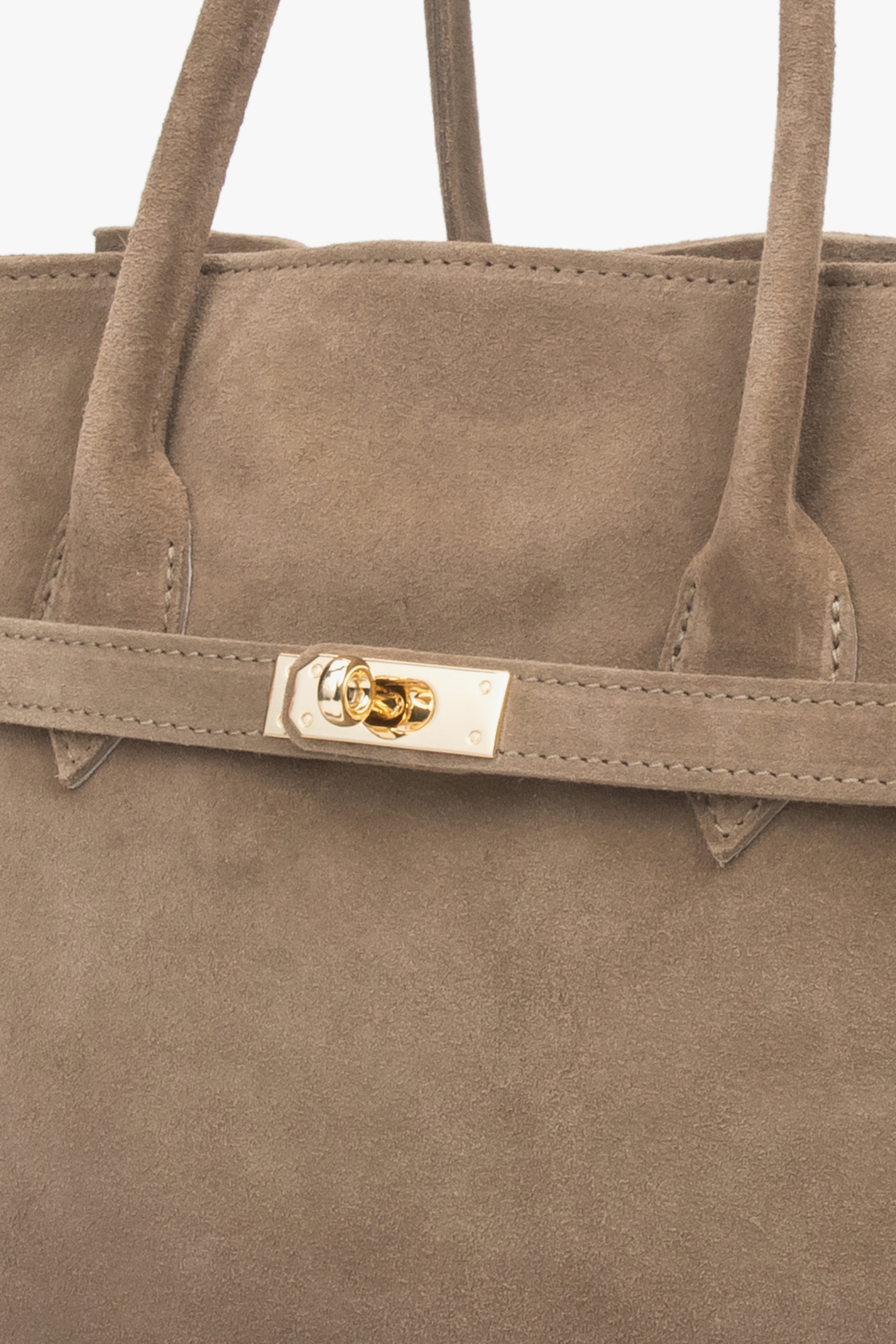 Große Handtasche in einem tiefen Braunton, gefertigt aus hochwertigem italienischem velours.