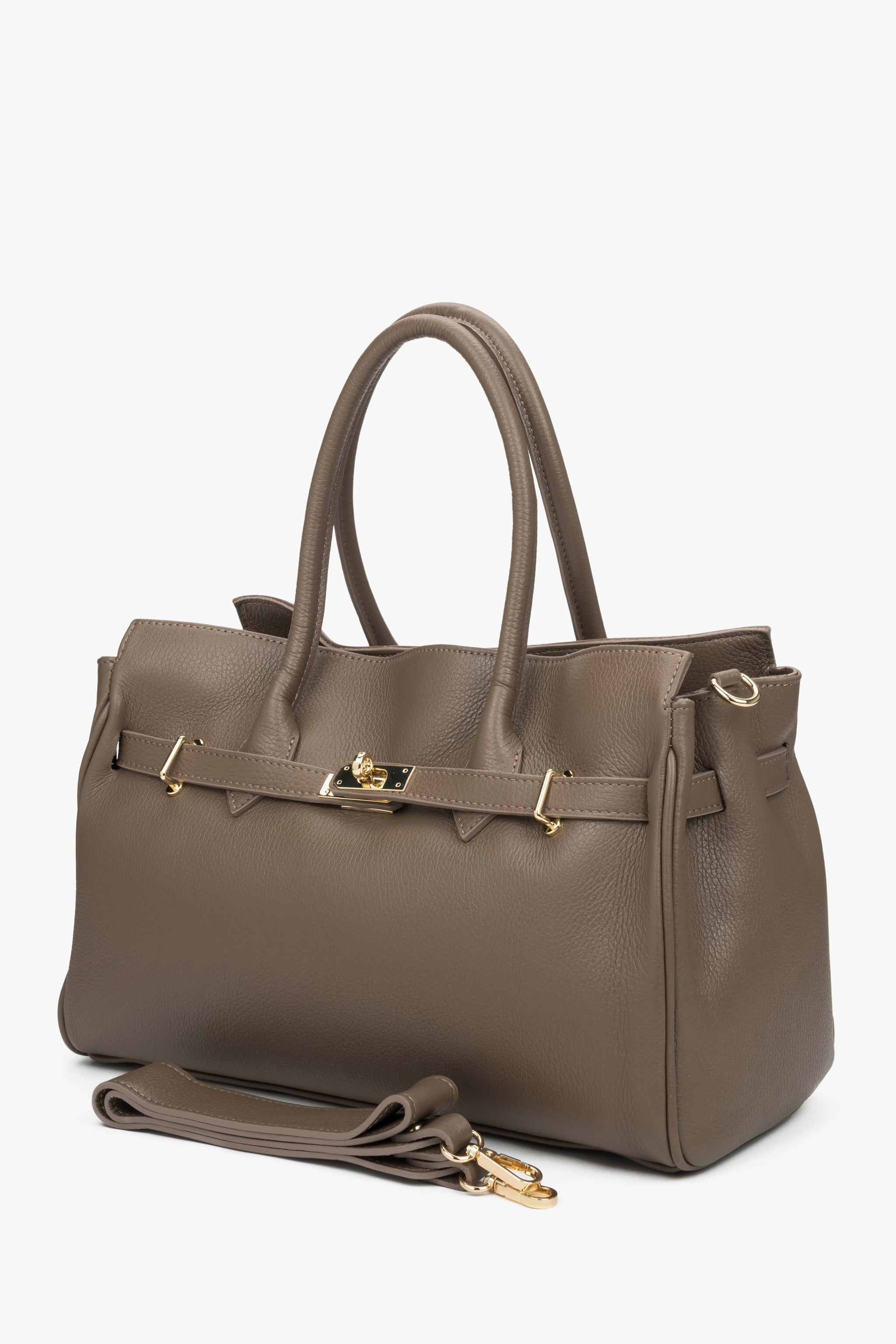 Nahaufnahme der edlen italienischen Lederstruktur bei der großen braunen Handtasche.