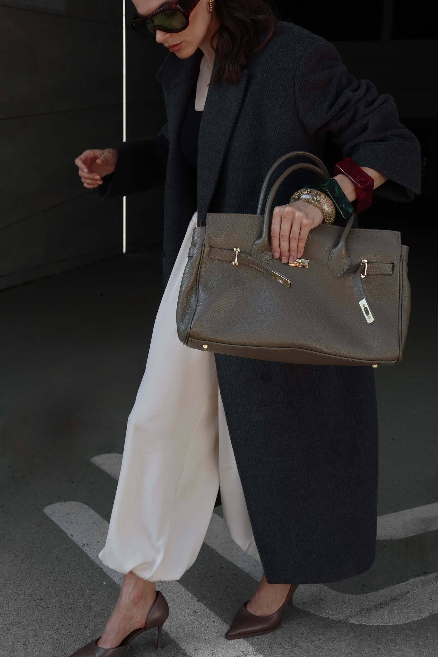 Seitenansicht der geräumigen braunen Estro Henkeltasche aus Naturleder. 