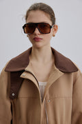 Model trägt die große braune Damen-Sonnenbrille mit Leopardenmuster.
