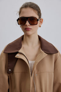 Model trägt die große braune Damen-Sonnenbrille mit Leopardenmuster.